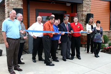 Famous Dave’s BBQ Celebrates its Grand Opening 